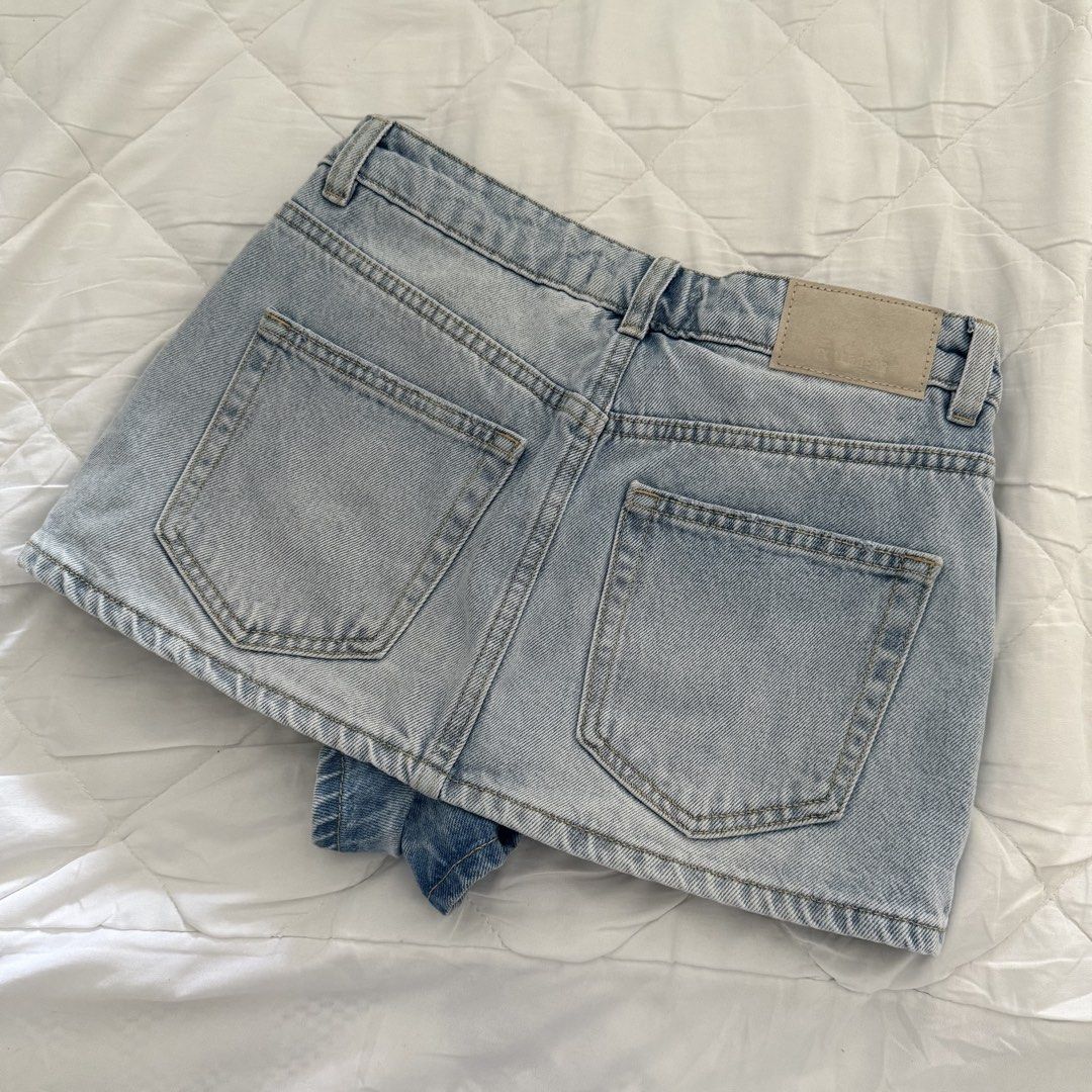 Pull&Bear Midrise Cross-waist Denim Skort (Category: Skirts) located in Davao. Submitted by aug_amari (Listing ID 1465386605, Image 3). Description: size 24-25 size XS.
