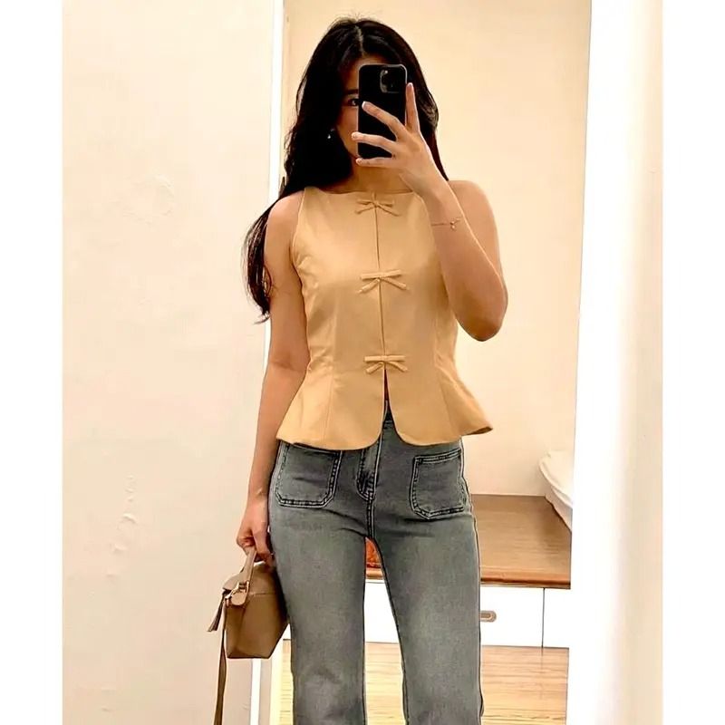 QUERIDA CLASSY COQUETTE HALTER TOP (Category: Sleeveless) located in Manila. Submitted by kadia.co_25 (Listing ID 1465469282, Image 2). Description: PRODUCT DETAILS FABRIC: BARK CREPE (thickness and stretchable of the fabric may vary per color) SIZE: XS FITTED TO MED note: color may differ due to camera/lighting/screen display..