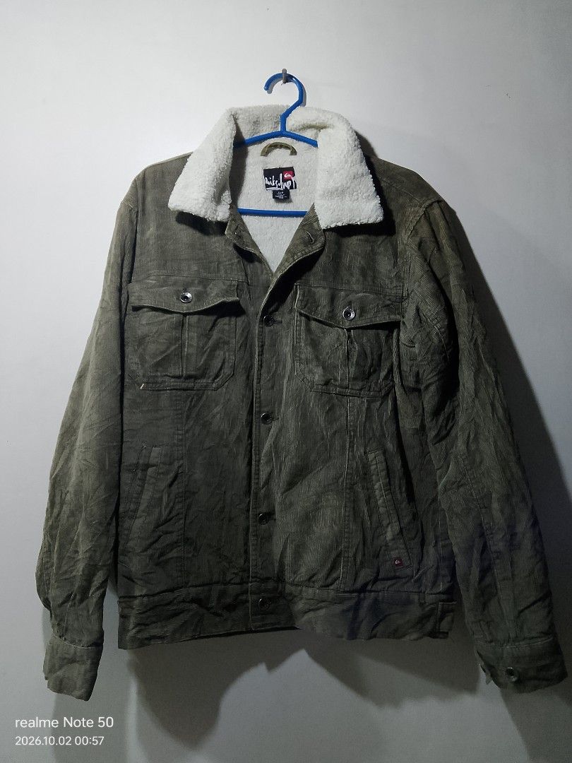 Quiksilver jacket (Category: Coats, Jackets and Outerwear) located in San Ildefonso. Submitted by cristopherthrifts (Listing ID 1465498877, Image 1). Description: -Quiksilver Sherpa corduroy jacket -Size W19 L25 -button down jacket -with iconic logo of quiksilver -on button and the right upper back portion of the jacket -perfect for casual wear.
