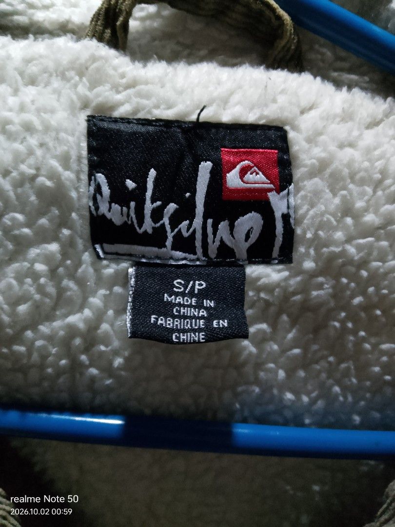 Quiksilver jacket (Category: Coats, Jackets and Outerwear) located in San Ildefonso. Submitted by cristopherthrifts (Listing ID 1465498877, Image 3). Description: -Quiksilver Sherpa corduroy jacket -Size W19 L25 -button down jacket -with iconic logo of quiksilver -on button and the right upper back portion of the jacket -perfect for casual wear.