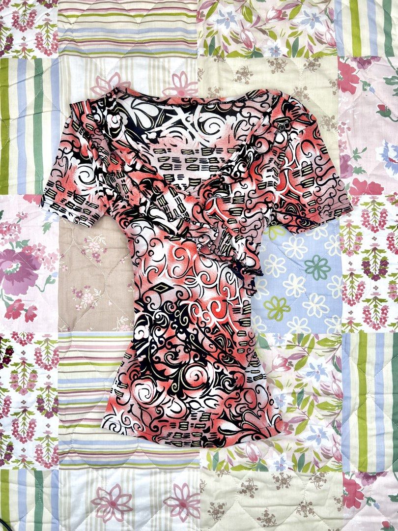 Random Abstract Swirl Ruffle Top (Category: Blouses) located in Angeles City. Submitted by fruits.ph (Listing ID 1465429445, Image 1). Description: Measurements B:14” W:11.5” L:21” Size on Tag: ❌ Best Fit: M *Flat lay measurements* Mannequin Size: M (34”; 25”) Color Rate: 10/10 Flaws: Broken stitches but fully repaired Fabric Type: Mesh/ Stretchable Fabric ***Color may vary due to lighting. This item is properly washed and disinfected.***.