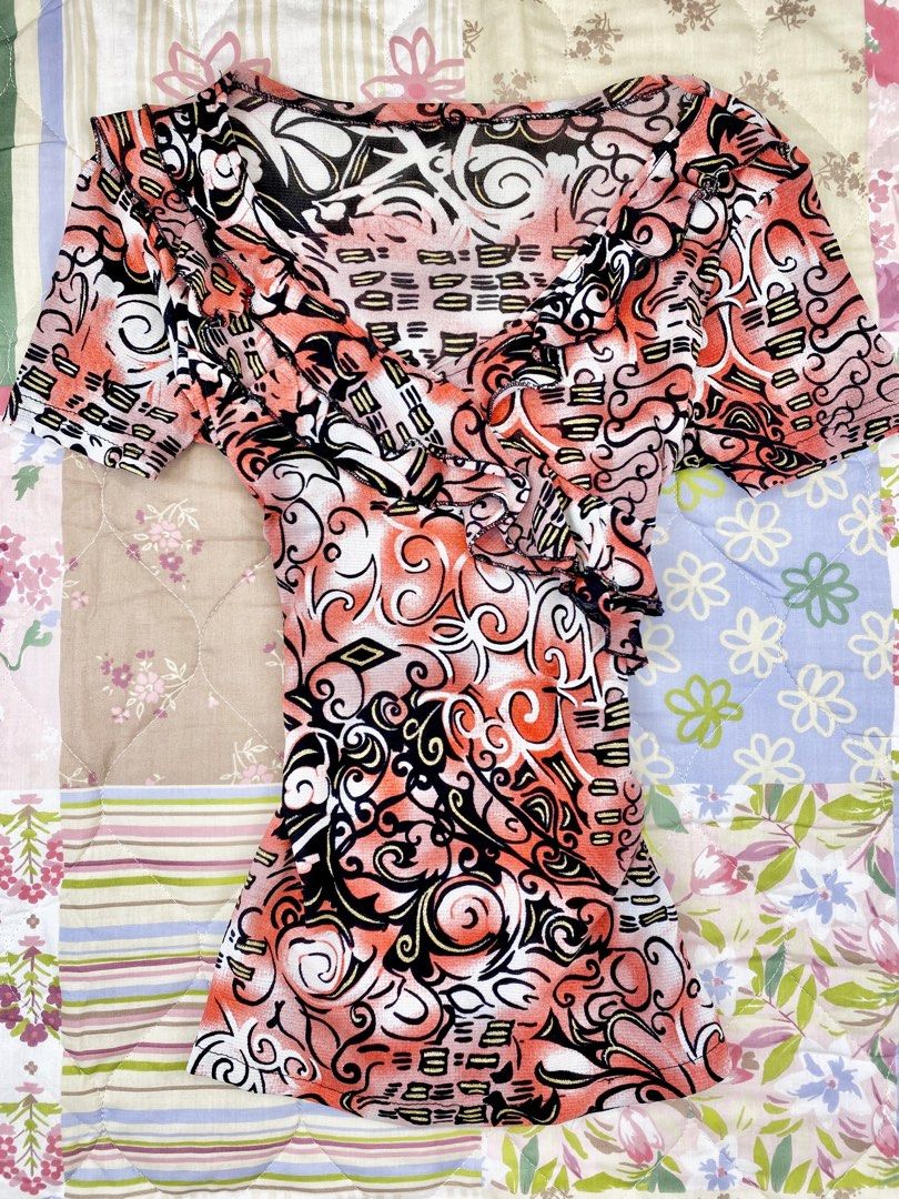 Random Abstract Swirl Ruffle Top (Category: Blouses) located in Angeles City. Submitted by fruits.ph (Listing ID 1465429445, Image 2). Description: Measurements B:14” W:11.5” L:21” Size on Tag: ❌ Best Fit: M *Flat lay measurements* Mannequin Size: M (34”; 25”) Color Rate: 10/10 Flaws: Broken stitches but fully repaired Fabric Type: Mesh/ Stretchable Fabric ***Color may vary due to lighting. This item is properly washed and disinfected.***.