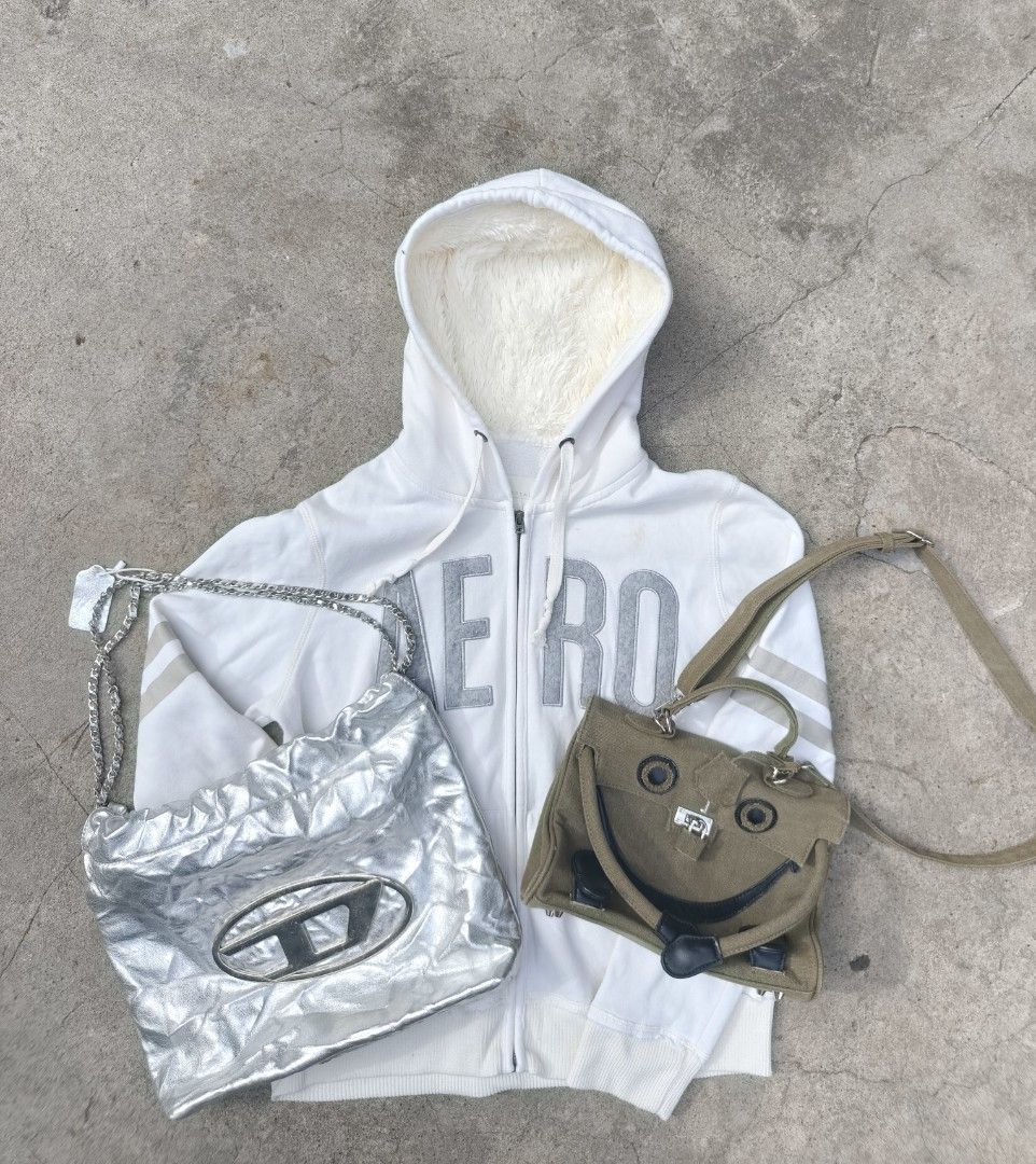 Random bag (Category: Shoulder Bags) located in Santa Cruz. Submitted by lesterpogs30 (Listing ID 1465459113, Image 1). Description: random bag excellent condition.