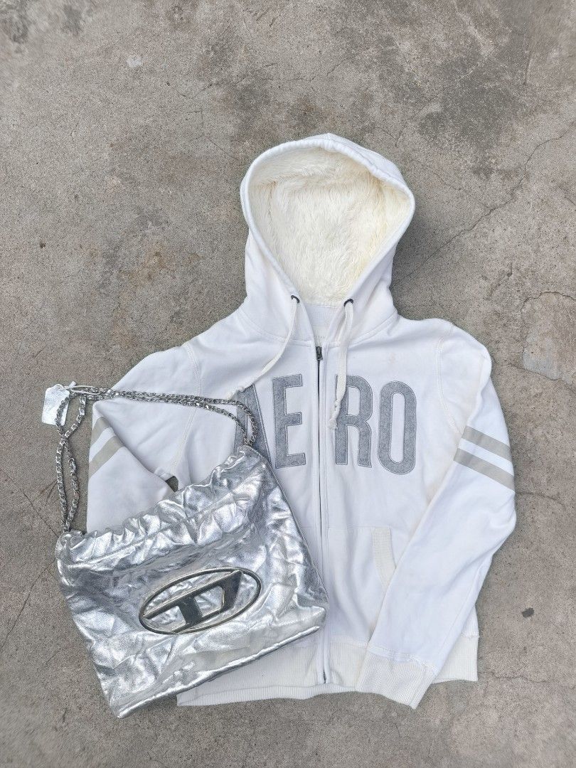 Random bag (Category: Shoulder Bags) located in Santa Cruz. Submitted by lesterpogs30 (Listing ID 1465459113, Image 3). Description: random bag excellent condition.