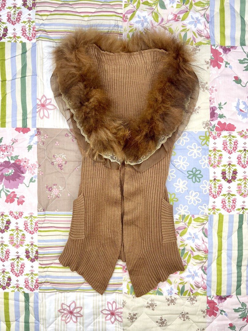 Random Fur Trimmed Ribbed Knit Vest (Category: Sleeveless) located in Angeles City. Submitted by fruits.ph (Listing ID 1465437474, Image 1). Description: Measurements B:14” W:13” L:21” Size on Tag: ❌ Best Fit: S-M *Flat lay measurements* Mannequin Size: M (34”; 25”) Color Rate: 10/10 Flaws: None Note: Seamless pull on style Fabric Type: Knitted Cotton/ Stretchable Fabric ***Color may vary due to lighting. This item is properly washed and disinfec