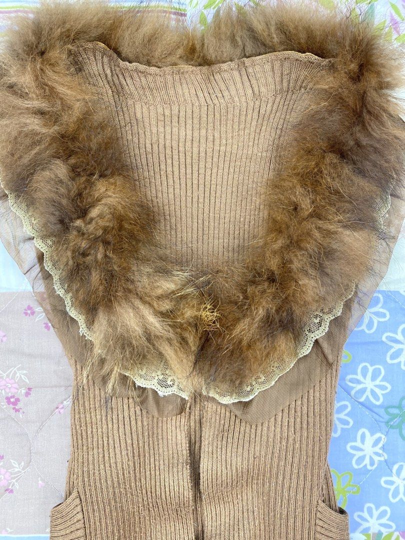 Random Fur Trimmed Ribbed Knit Vest (Category: Sleeveless) located in Angeles City. Submitted by fruits.ph (Listing ID 1465437474, Image 3). Description: Measurements B:14” W:13” L:21” Size on Tag: ❌ Best Fit: S-M *Flat lay measurements* Mannequin Size: M (34”; 25”) Color Rate: 10/10 Flaws: None Note: Seamless pull on style Fabric Type: Knitted Cotton/ Stretchable Fabric ***Color may vary due to lighting. This item is properly washed and disinfec