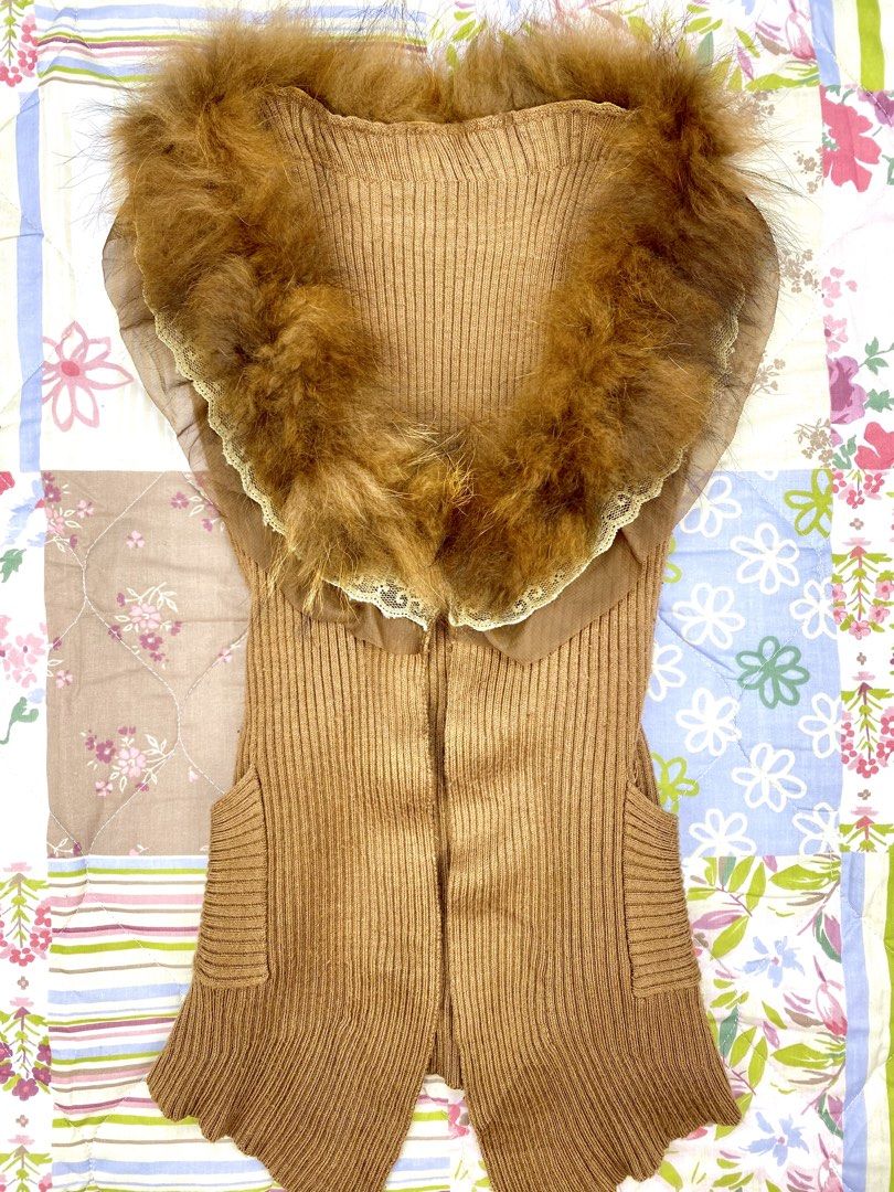 Random Fur Trimmed Ribbed Knit Vest (Category: Sleeveless) located in Angeles City. Submitted by fruits.ph (Listing ID 1465437474, Image 2). Description: Measurements B:14” W:13” L:21” Size on Tag: ❌ Best Fit: S-M *Flat lay measurements* Mannequin Size: M (34”; 25”) Color Rate: 10/10 Flaws: None Note: Seamless pull on style Fabric Type: Knitted Cotton/ Stretchable Fabric ***Color may vary due to lighting. This item is properly washed and disinfec