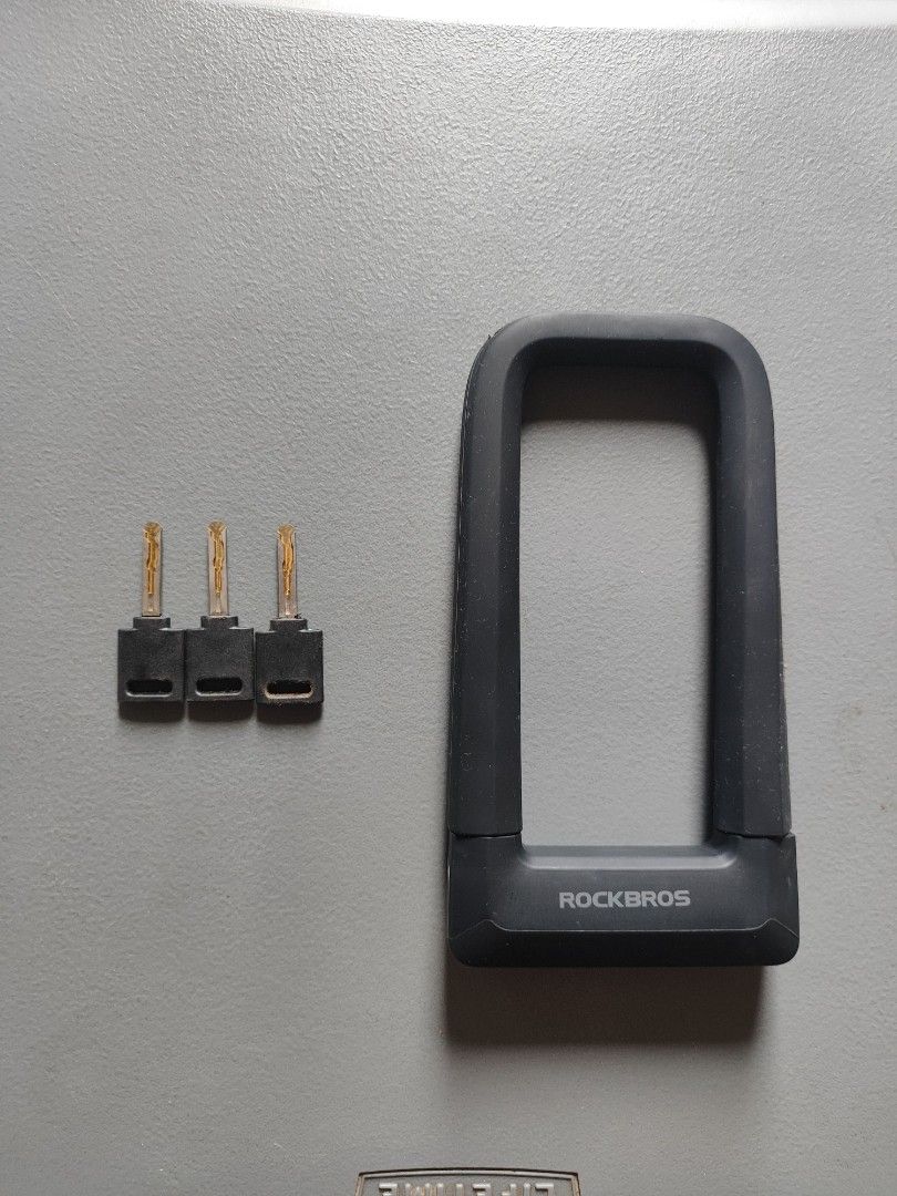 ROCKBROS U-LOCK (Category: Locks, Doors & Gates) located in Bayambang. Submitted by koensells (Listing ID 1465420064, Image 1). Description: - complete keys ISSUE: chipped yung rubber, but not the steel. MOP: GCASH/MARI MOD: JNT strictly no returning of items.
