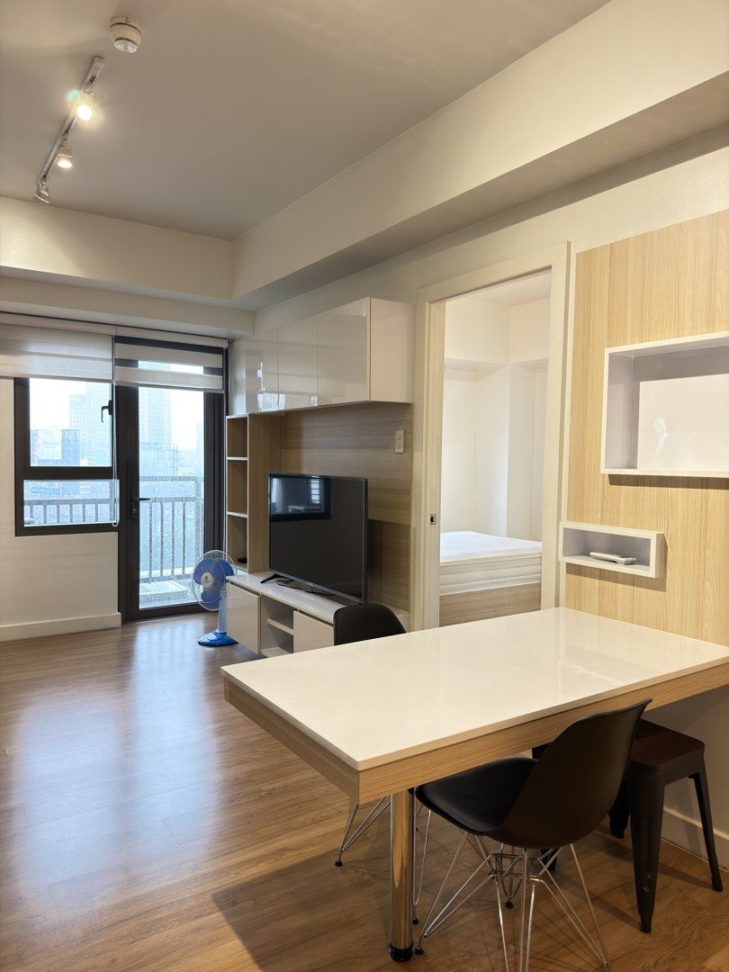 Rockwell Arton West 1BR for Lease (Category: Apartments & Condos) located in Quezon City. Submitted by ajmndoza (Listing ID 1465413292, Image 1). Description: Rockwell Arton West Tower 1BR 49sqm Fully furnished 1 Parking slot 2 months security deposit 2 month advance payment 1 year minimum .