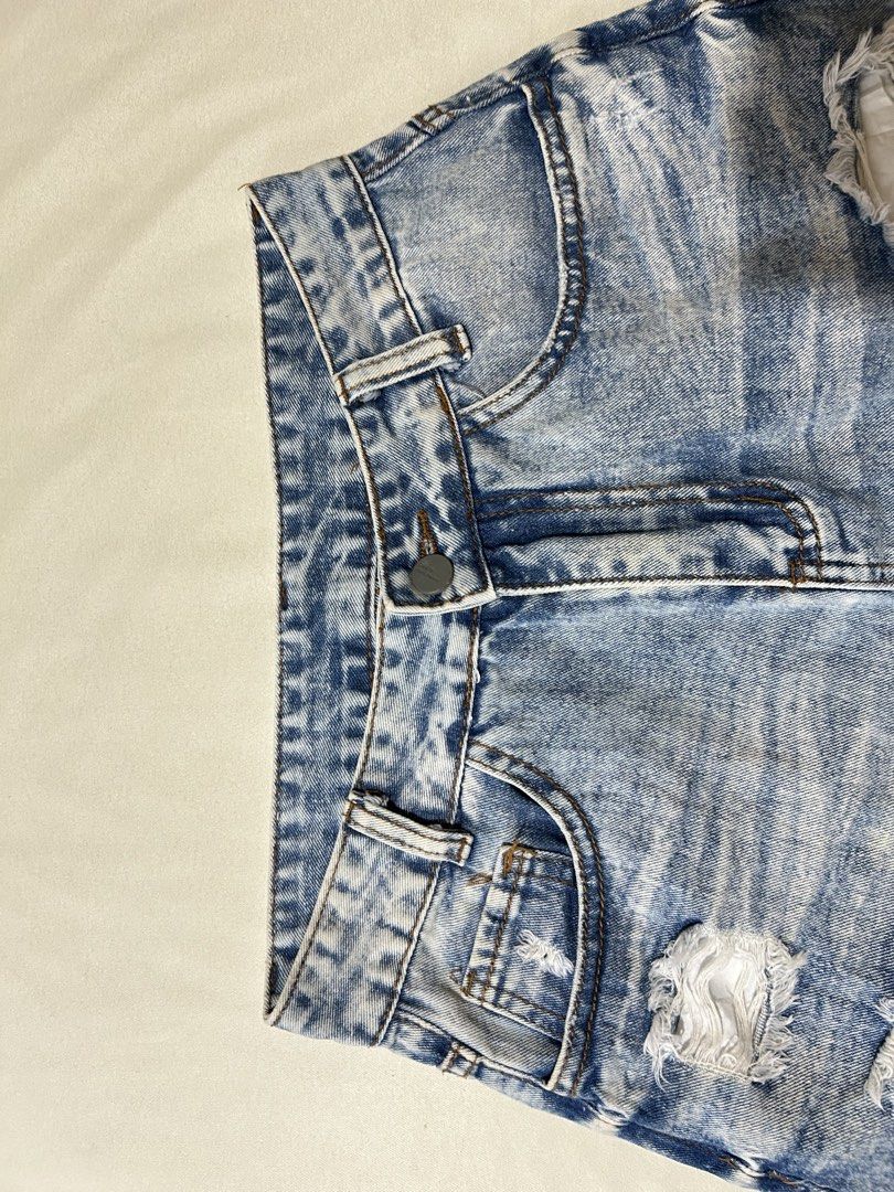 Romwe | tattered shorts (Category: Shorts) located in Pagadian. Submitted by yowna_declutters (Listing ID 1465433563, Image 2). Description: good as new| waistline 27-28| lenth 10 loc: pagadian city, mindanao payment first.