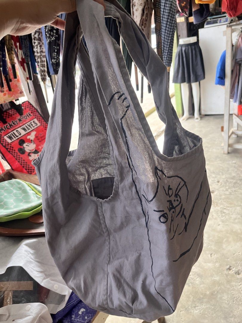 ROOTOTE Large Capacity Marche Bag /Rare Vintage (Category: Tote Bags) located in Surigao. Submitted by rynryngoaway (Listing ID 1465424850, Image 1). Description: ROOTOTE Large Capacity Tote Bag Eco Bag Shopper Market Bag ROOTOTE’s cat-patterned tote bag, a market tote with a hanging cat print. The print features a cat lying down. When carried on the shoulder or arm, it looks like the cat is hanging. It’s large and has plenty of room. Made of cot