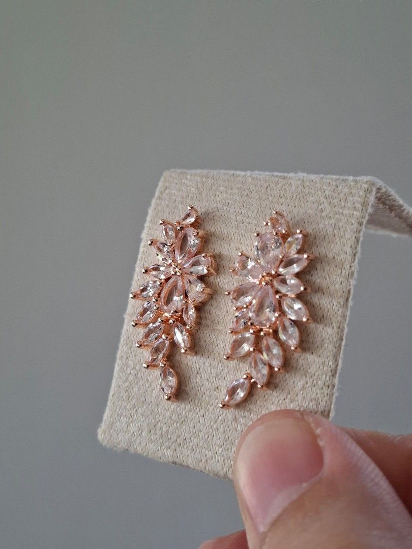 Rose Gold Hongkong Setting Sparkly Dangling Earrings (Category: Earrings) located in Dasmarinas. Submitted by danabrie22 (Listing ID 1465391808, Image 3). Description: very well-made, excellent crafstmanship 10/10 condition brand new rose gold zinc alloy & white-colored cubic zirconia stones made in Hongkong.