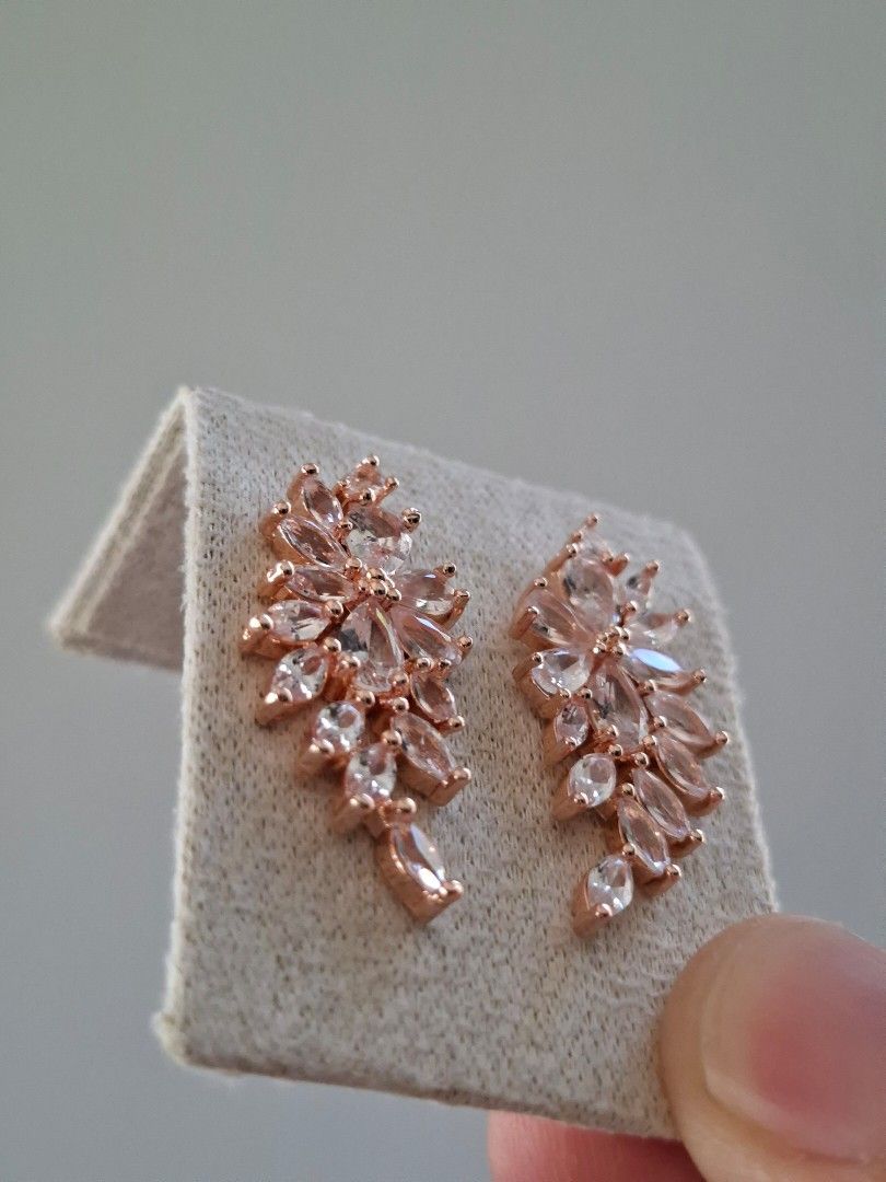 Rose Gold Hongkong Setting Sparkly Dangling Earrings (Category: Earrings) located in Dasmarinas. Submitted by danabrie22 (Listing ID 1465391808, Image 2). Description: very well-made, excellent crafstmanship 10/10 condition brand new rose gold zinc alloy & white-colored cubic zirconia stones made in Hongkong.