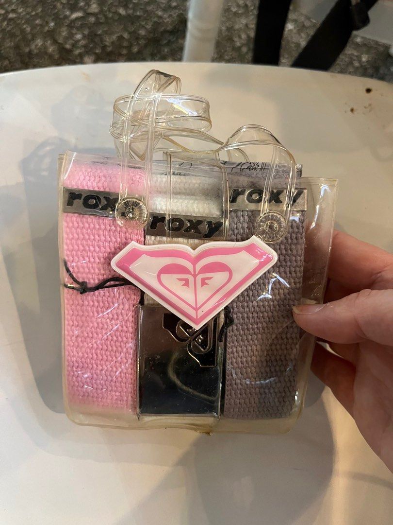 Roxy （分類：腰帶）位於 Hong Kong。 由 dawn_jenny 提交（商品編號 1464104017，圖片 9）。簡介： Roxy腰帶$130 Roxy電話繩$80 Roxy腰帶（1 set 3條）$180。