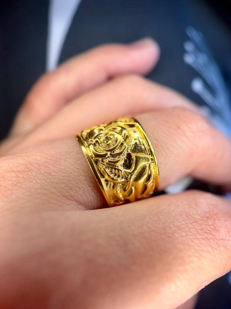S6 VINTAGE INTRICATE ETCHING CIGAR BAND RING (Category: Rings) located in Baguio. Submitted by asna_taku (Listing ID 1465471073, Image 2). Description: ✨ VINTAGE INTRICATE ETCHING CIGAR BAND RING ✨ A beautiful vintage-inspired piece with intricate floral etchings all around the wide cigar-band design. The rich gold finish gives it that timeless, old-money look—bold enough to wear alone and elegant enough for everyday styling. 🤎✨ • Vintage design