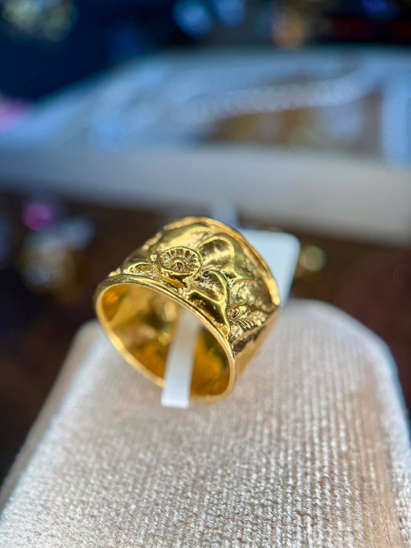 S6 VINTAGE INTRICATE ETCHING CIGAR BAND RING (Category: Rings) located in Baguio. Submitted by asna_taku (Listing ID 1465471073, Image 3). Description: ✨ VINTAGE INTRICATE ETCHING CIGAR BAND RING ✨ A beautiful vintage-inspired piece with intricate floral etchings all around the wide cigar-band design. The rich gold finish gives it that timeless, old-money look—bold enough to wear alone and elegant enough for everyday styling. 🤎✨ • Vintage design