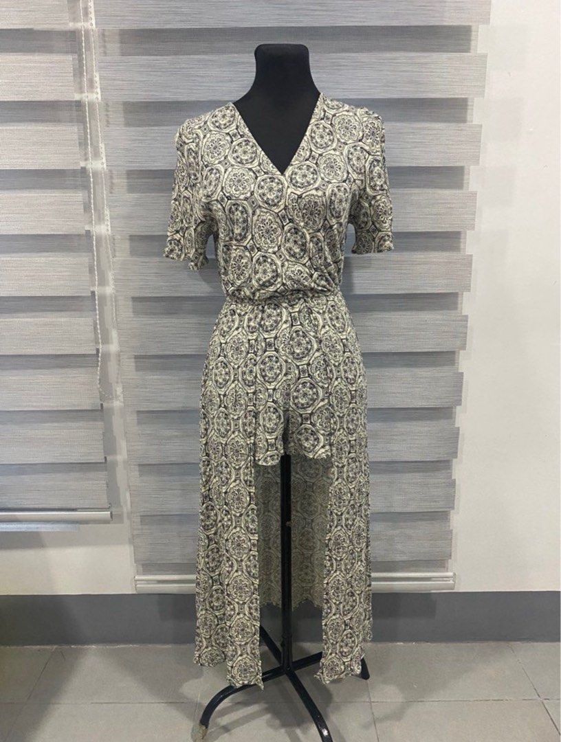 🔥SALE🔥Speechless Black and White Patterned Romper Size S (Category: Rompers) located in Bula. Submitted by kimmcatt (Listing ID 1465398548, Image 1). Description: - Brand/Style: Speechless romper - Color/Pattern: Black and white print - Size: S (Made in China) - Design: V-neckline, short sleeves, elastic waistband, and attached sheer overlay skirt with a front split over shorts - Material: Lightweight and flowy - Condition/Vibe: Very comfortabl