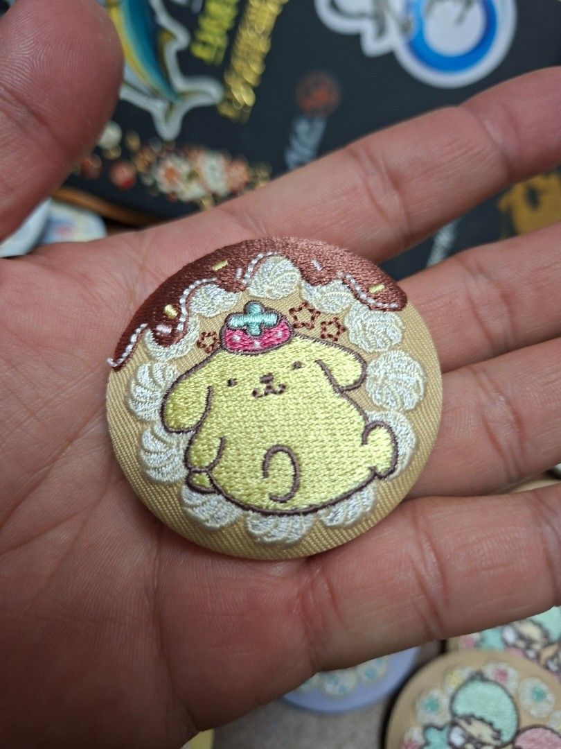 Sanrio 刺繡襟章 （分類：動漫角色周邊）位於 Hong Kong。 由 newdolphin_8bd30a 提交（商品編號 1465531604，圖片 3）。簡介： 日本 Sanrio 刺繡襟章 玉桂狗、Pompompurin 布甸狗，Kuromi、Little Twin Stars 等熱門角色都有。背面有安全扣。大約 5cm 直徑。 $30／個 要6個以上就$25／個 天水圍交收，或順豐到付。。
