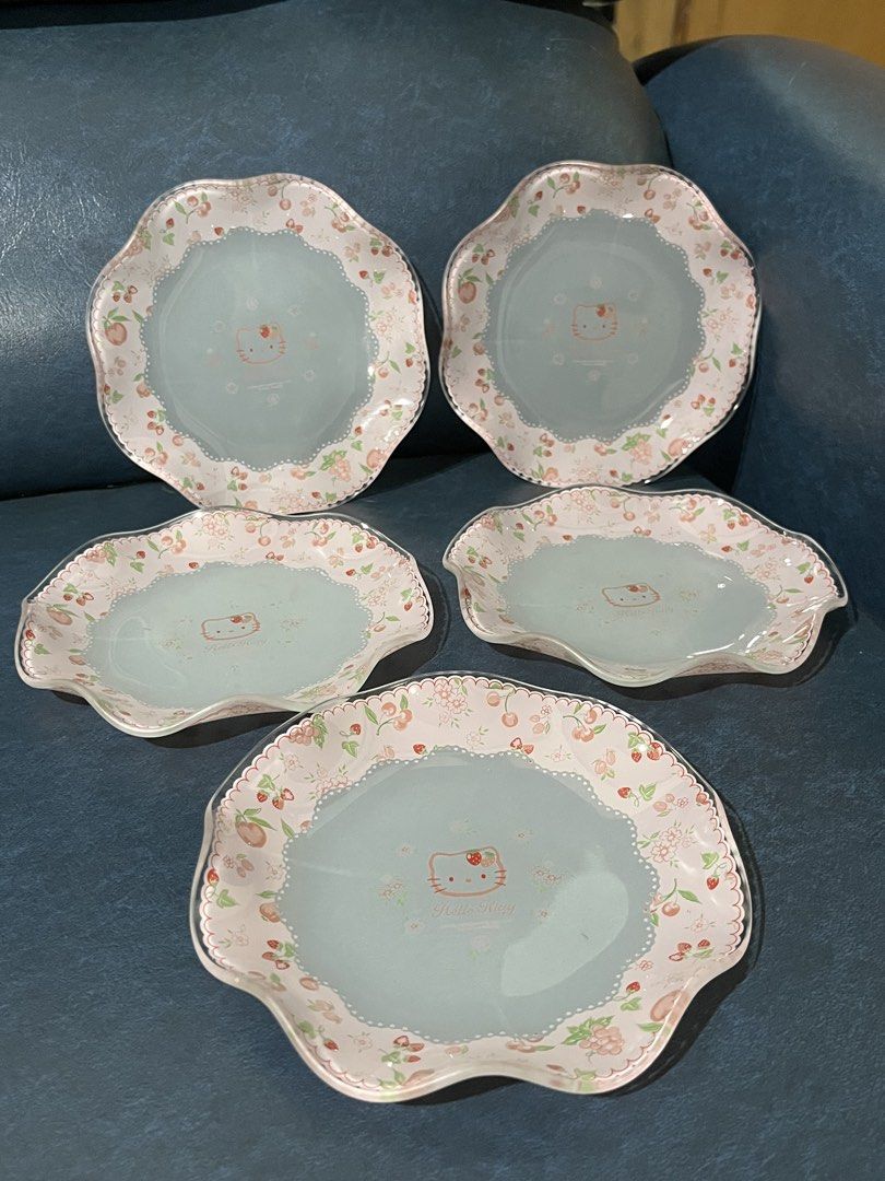 Sanrio Hello Kitty 2000 Berry glass set (Category: Character Goods) located in Lucena. Submitted by aisanolshop (Listing ID 1465499232, Image 1). Description: 1 large plate + 5 small plates.