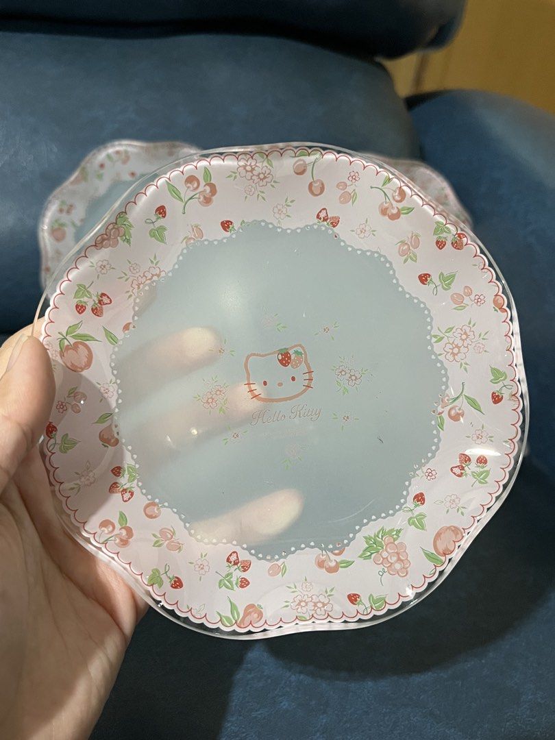 Sanrio Hello Kitty 2000 Berry glass set (Category: Character Goods) located in Lucena. Submitted by aisanolshop (Listing ID 1465499232, Image 2). Description: 1 large plate + 5 small plates.