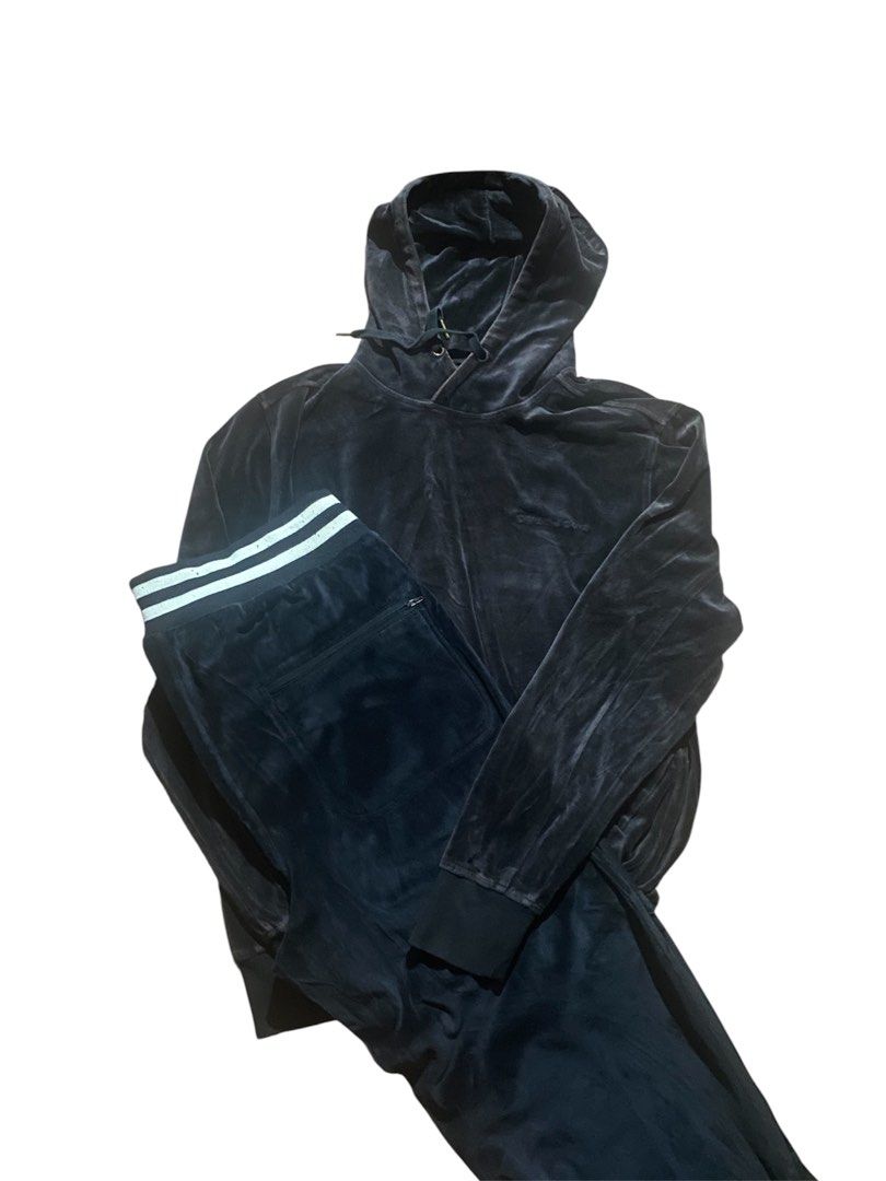 SEAN JOHN VELOUR SET (Category: Sets & Coordinates) located in San Mateo. Submitted by miguel08k (Listing ID 1438192438, Image 1). Description: SEAN JOHN VELOUR TOP W: 23.5 L: 29 SEAN JOHN VELOUR PANTS (BLACK) W: FREE L: 44 T: 14 H: 9-10 (ADJUSTABLE) .