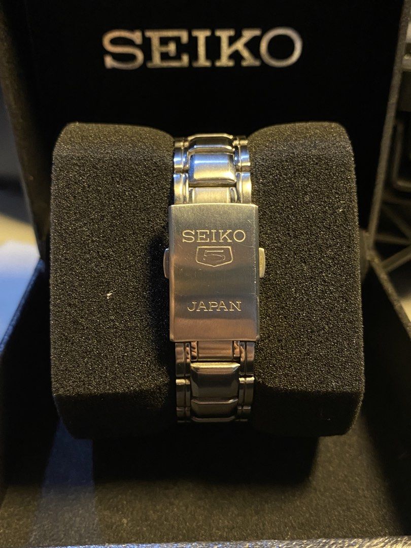 SEIKO 5 GOLD SUNBURST DIAL (Category: Men's Watches) located in Amadeo. Submitted by cortez08 (Listing ID 1465497905, Image 2). Description: SEIKO 5 GOLD SUNBURST DIAL Authentic / original Automatic Gold Dial Day Date Function Movement Reference: 7S26 39mm Newly buffed, polished & serviced Condition: 9/10 Inclusion: ✅Seiko Replacement Box ✅ 30 days Machine Warranty Price: Php 4,780 Amadeo / Tagaytay Cavite area 📍 Delivery / Meet-up / Pick-up 📦 