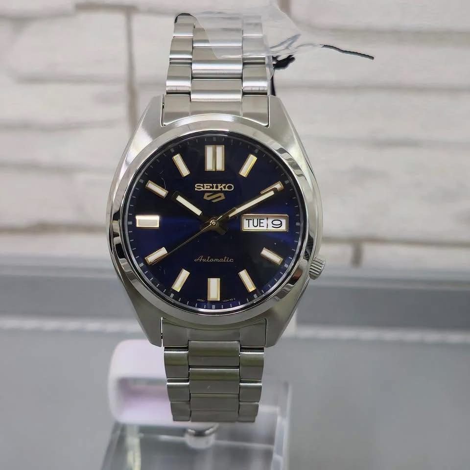 Seiko 5 Sports SRPL55K1 (Category: Luxury Watches) located in Manila. Submitted by seikowatchfactory (Listing ID 1465437520, Image 2). Description: Brand New in Box Authentic Seiko Watch 10/10 Model: SRPL55K1 Price: 14500 pesos Specifications: Case Diameter: 37mm Thickness: 12.5mm Lug-to-lug: 44.7mm Case Material: Stainless Steel Caliber 4R36 Automatic Movement with Hacking and Manual winding mechanism Approx. 41 hours Power Reserve 24 Jewels Day