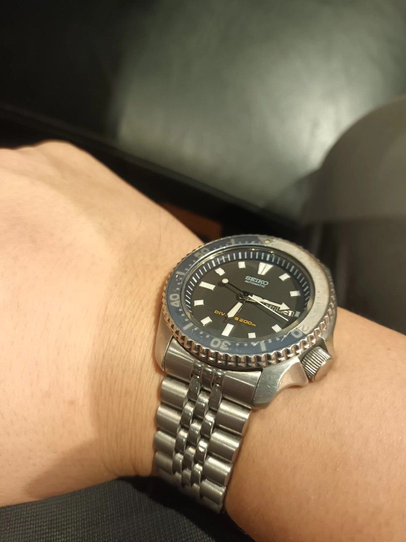 Seiko divers automatic (Category: Men's Watches) located in Manila. Submitted by gooddealsmnl (Listing ID 1465418635, Image 3). Description: Seiko Divers 200 meters No Issue. Runs Smooth. Presentable With extra links, manual, original Box Free: Metal Refillable lighter Rfs: unloading stuff Binondo area meetup Thank You po.