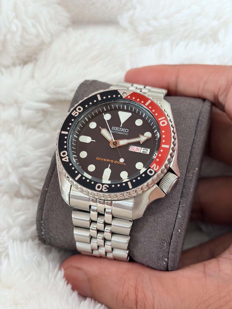 Seiko SKX009 (“Pepsi” Diver) (Category: Men's Watches) located in Makati City. Submitted by klprimeresellph (Listing ID 1465399044, Image 1). Description: 🌊 Seiko SKX009 (“Pepsi” Diver) The iconic 200m automatic ISO-certified diver with its signature blue and red “Pepsi” bezel. Timeless design, bulletproof reliability, and ready for any wrist. ✨ Item Details: • Case Size: 42mm • Price: ₱8,900 (Still negotiable) • Condition: Excellent Pre-owned C