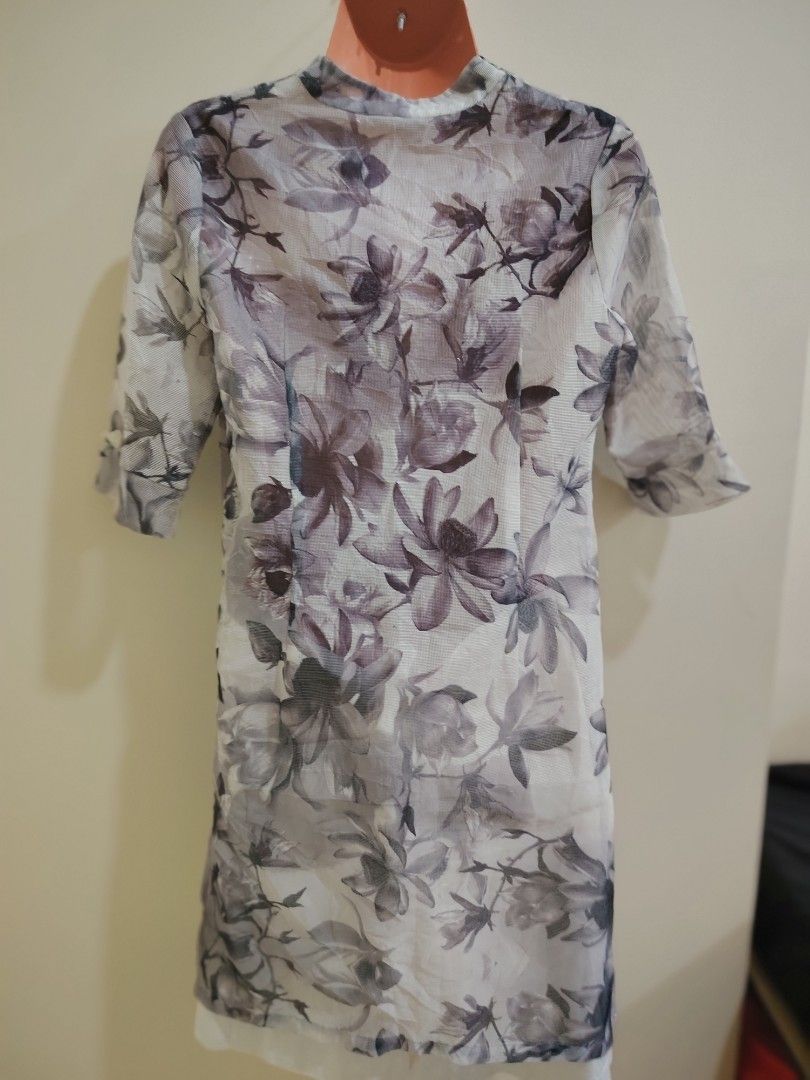 Sheer Floral Cardigan Open Front Top Grey (Category: Coats, Jackets and Outerwear) located in Quezon City. Submitted by timelesstreasure117 (Listing ID 1465552399, Image 2). Description: Can fit from xsmall to small Good condition Cute beach coverup ₱70 Bundle with my other top listings to get discount 5 for ₱300 10 for ₱500 Buyer books courier of choice Payment via gcash or paymaya.