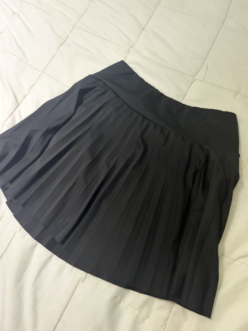 Shein Black Skirt Activewear (Category: Skirts) located in Manila. Submitted by risksses (Listing ID 1465493882, Image 2). Description: Looks better in person Can send ww photos Fits 24-27 waist Price is fixed.