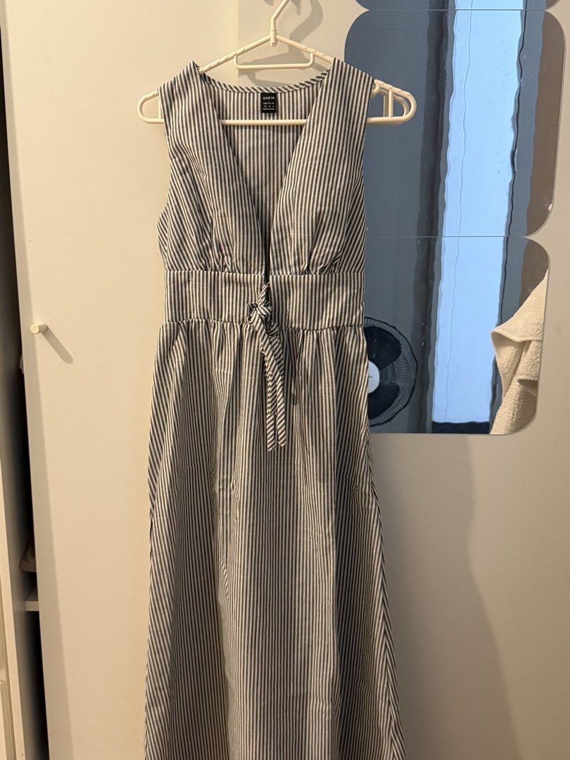 Shein Dress - Size XS (Category: Dresses) located in Mandaluyong City. Submitted by rreynax (Listing ID 1465470994, Image 2). Description: New, hindi nagamit Bought for ₱691 📍bacoor Jnt shipping.