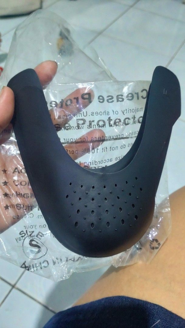 Shoe shield for snicker 2pair (Category: Shoe inserts & accessories) located in Valenzuela. Submitted by diane.35 (Listing ID 1465500693, Image 1). Description: - Brand new and unused in original plastic packaging - Prevents ugly toe creases and keeps sneakers looking fresh - 27 ventilation holes provide breathability and keep feet dry - Anti-slip grip dots prevent sliding inside your shoes - Flexible material can be easily trimmed with scissors 