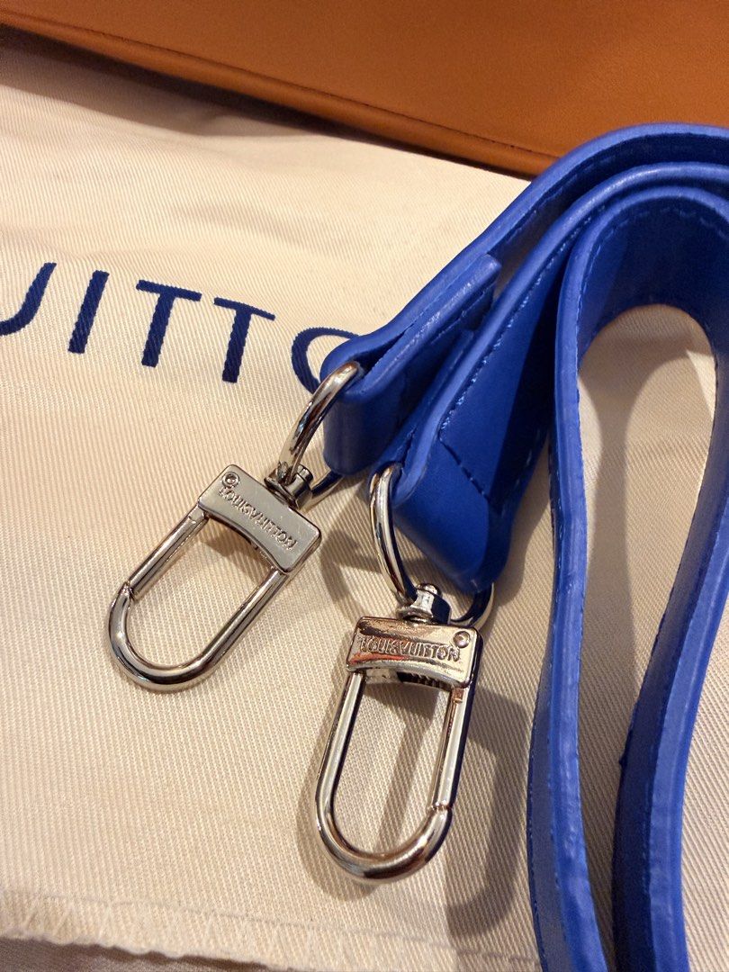 Shopping Bag Leather Tote (Category: Tote Bags) located in Manila. Submitted by charlieandjacob (Listing ID 1465405510, Image 3). Description: The Iconic Shopping Bag In calf leather MM size Comes with engraved leather strap Dustbag PS: Not affiliated with any brands.