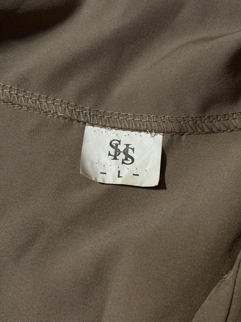 SHS Brown Short Sleeve Collared Button-Up (Category: Shirts) located in Cavite. Submitted by char.ss (Listing ID 1465393794, Image 2). Description: 📍Taft Area Brand: SHS Size on Tag: L (fits: M-L) Condition: Good Condition, no flaws Color: Brown Material: Smooth, lightweight fabric Styling: Easy to match with jeans, shorts, or skirts for a casual everyday look Other Notes: Payment Method: Gcash, Maya Shipping Method: Lalamove, J&T (shouldered by