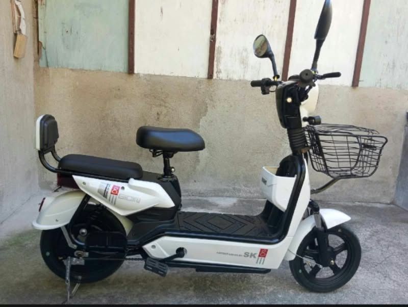 SK ebike (Category: Skates, Rollerblades & Scooters) located in Taguig. Submitted by lhedlhed099 (Listing ID 1465486843, Image 1). Description: ‼️‼️‼️ SALE‼️‼️‼️ SK SINGLE EBIKE BRAND NEW😍✅‼️ ₱12 000 ‼️ only MURANG PANG SERVISCHOOL,WORK,PNG DELIVER😱💯👌.. 🛵BRAND NEW SK EBIKE 🛵2-WHEELS ELECTRIC BIKE ❤️NEW DIGITAL GAUGE ❤️ Digital Display control 📟 speedometer Specifications: ‼️ ORIGINAL BATTERIES‼️ 🚦Original Alloy Motor 🔋brand batteries ✅48