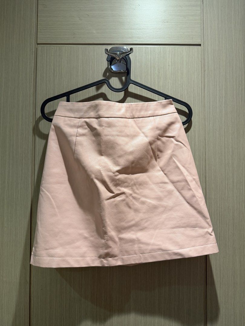 Skirts (Category: Skirts) located in Manila. Submitted by ekathleeen (Listing ID 1465522263, Image 3). Description: Decluttering!! 👖👚 Size: XS/S Used twice only 300 each Loc: Makati.