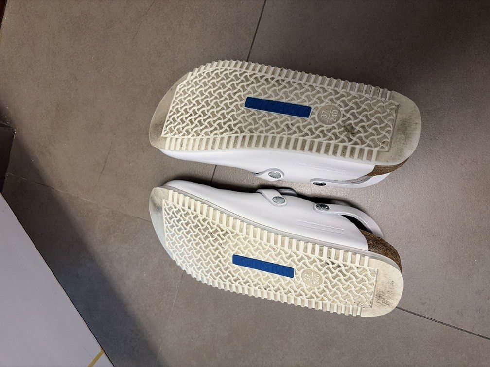 Slides （分類：涼鞋）位於 Hong Kong。 由 lialia51 提交（商品編號 1465404175，圖片 3）。簡介： White and blue White is $400 Blue is $450。
