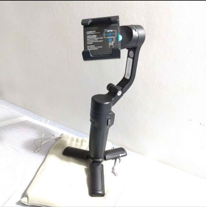Smartphone Gimbal Stabilizer with Mini Tripod Stand (Category: Gimbals & Stabilizers ) located in Manila. Submitted by kohsaku (Listing ID 1465403929, Image 1). Description: High-performance Gimbal Stabilizer It has only been used twice, so the battery lasts a long time. It offers high performance comparable to the Osmo Mobile. The mini tripod is sold separately for an additional 200 pesos. - Black handheld smartphone gimbal stabilizer - Compact 