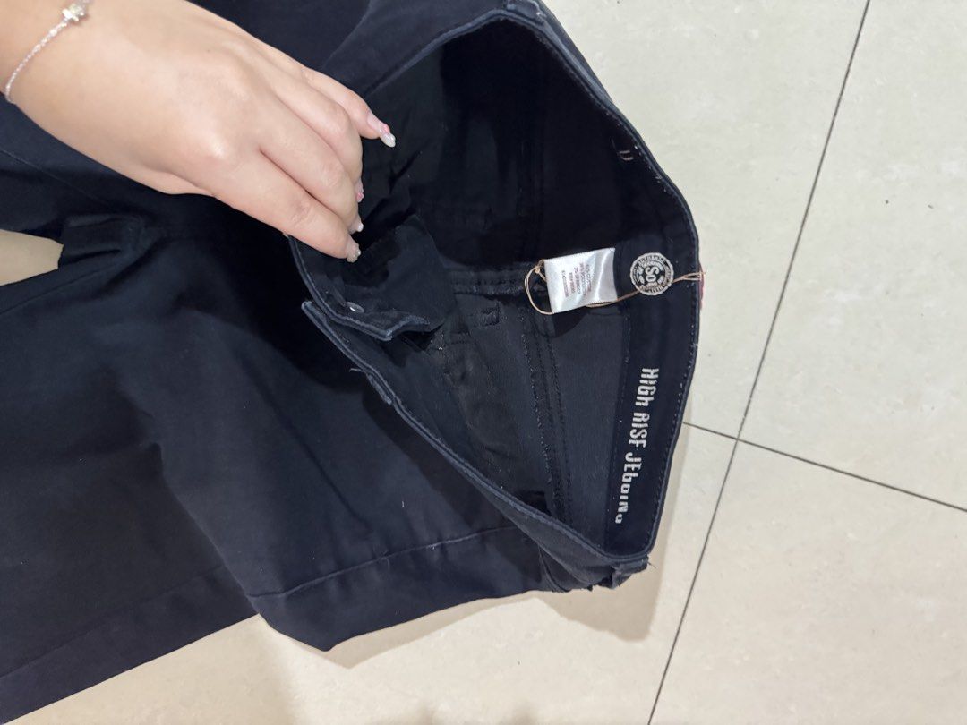 SO Black High Rise Jeggings (Category: Jeans) located in Quezon City. Submitted by sweetlyluxe (Listing ID 1465491757, Image 3). Description: - Brand: SO - Condition: Brand new with tags attached - Color: Classic Black - Fit: High-rise, fitted silhouette, super stretchy - Details: Zip and button closure, classic five-pocket design - Style: Versatile staple piece, easy to pair with any top.