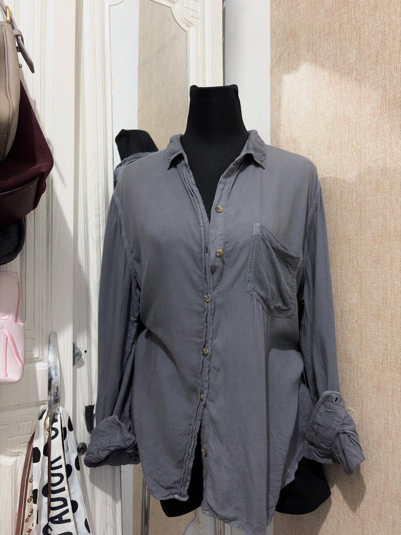 Sonoma rayon gray button down polo long sleeves (Category: Longsleeves) located in Lucena. Submitted by outfyndbyia_07123 (Listing ID 1465482841, Image 3). Description: XL on tag.