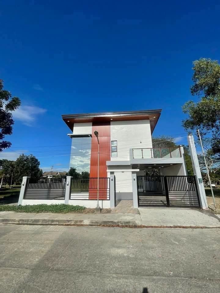 Southpoint Cabuyao (Category: House & Lot) located in Carmona. Submitted by jylistings (Listing ID 1465408007, Image 1). Description: 💕❗❗SOUTH POINT BRAND NEW HOUSE AND LOT💕❗❗ 📌Location: SouthPoint Cabuyao Laguna Exclusive Subdivision 🚩beside Malayan College near Slex exit. Details: 👉Lot Area 180 Sqm 👉Floor area 220sqm 👉3 Bedrooms with own T&B 👉Maids room with T&B 👉Powder room 👉2 car garage 🚩Near SLEX Cabuyao – Convenient access to Met