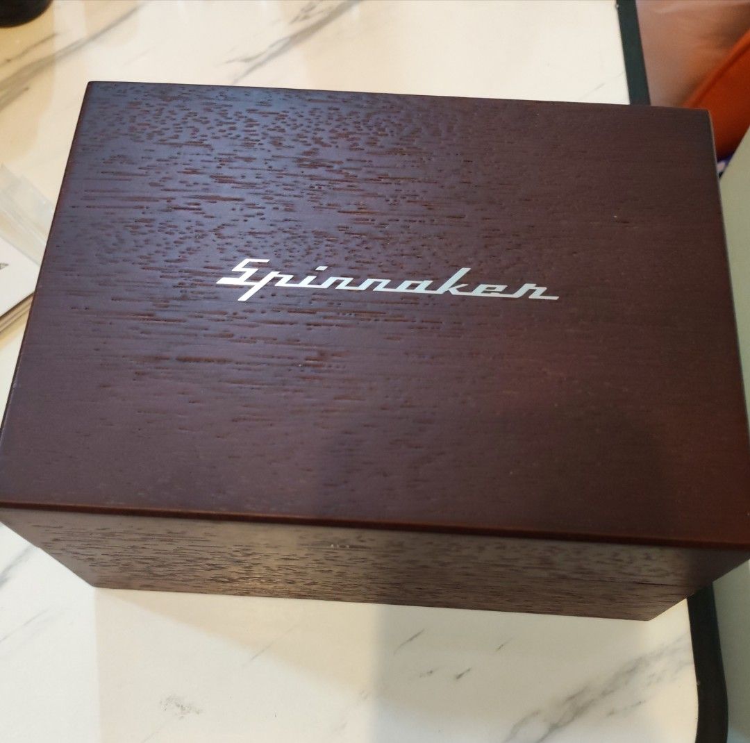 Spinnaker Automatic Titanium 潛水自動錶 （分類：手錶）位於 Hong Kong。 由 fifi206907 提交（商品編號 1465538698，圖片 3）。簡介： Spinnaker Titanium 自動機械錶，全鈦金屬材質，好輕身。黑面配立體刻度，行 660FT / 200M 防水。有原裝木盒、說明書同埋額外錶帶格。行機械機芯，有日曆顯示。整體新淨，少戴放售。 本人account有其他物件，如果一次購買多件可議價 可以選擇九龍灣地鐵站面交或者順豐到付。