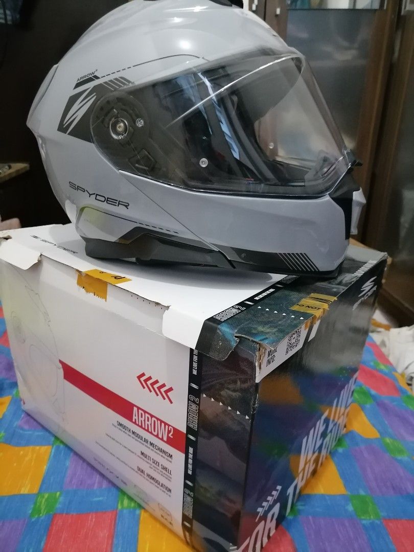 Spyder Arrow 2 Modular Helmet Grey (Category: Bicycles) located in Pasig City. Submitted by khaid (Listing ID 1465461797, Image 1). Description: Bought for 4,995 sa SM Large size - Brand: Spyder Arrow 2 Modular Helmet (Grey) - Condition: halos bago pa, with original box and accessories - Safety: ECE approved with dual homologation - Features: Smooth modular mechanism, multi-size shell May maliit na dent sa loob, napaso ng yosi. Bihira magamit kas