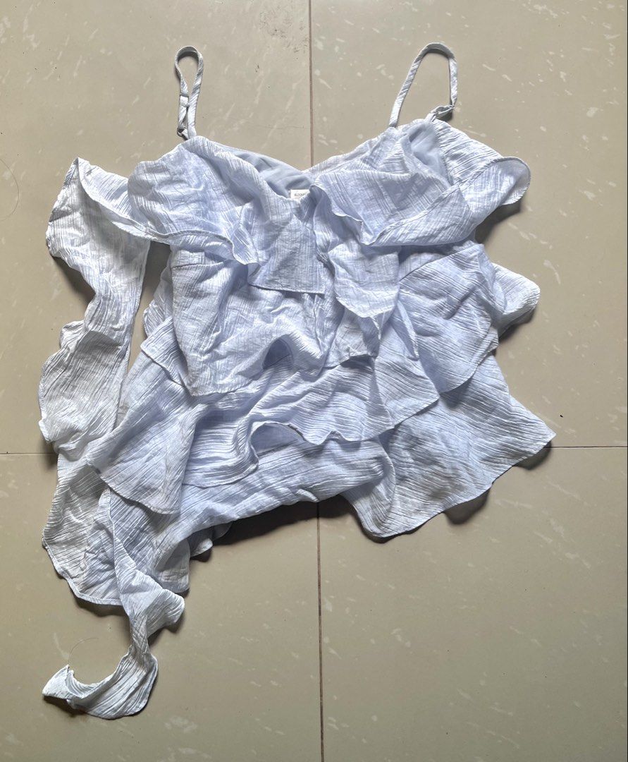 STRING RUFFLES FAIRY TOP (Category: Blouses) located in Quezon City. Submitted by fendidumpi (Listing ID 1465411672, Image 1). Description: Size small on tag Can fit to xs-s Has zipper on side.