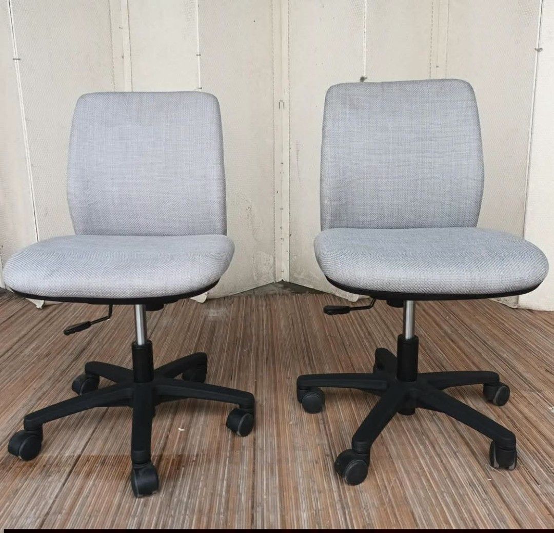 Swivel Desk (Category: Chairs) located in Meycauayan. Submitted by marygracecasimiro (Listing ID 1465483482, Image 3). Description: Okamura Desk Chairs Heavy Duty / Swivel L18 x W21 x H14-18 (seat height) Price: 3,200 each🩷🧡.