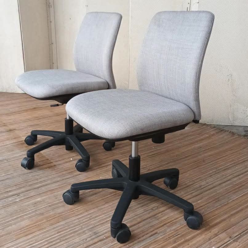 Swivel Desk (Category: Chairs) located in Meycauayan. Submitted by marygracecasimiro (Listing ID 1465483482, Image 1). Description: Okamura Desk Chairs Heavy Duty / Swivel L18 x W21 x H14-18 (seat height) Price: 3,200 each🩷🧡.