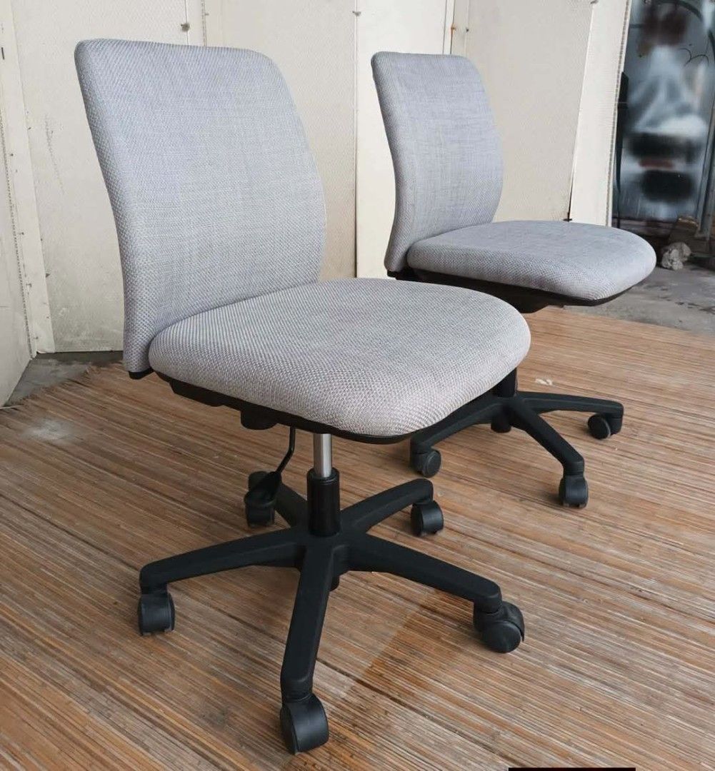 Swivel Desk (Category: Chairs) located in Meycauayan. Submitted by marygracecasimiro (Listing ID 1465483482, Image 2). Description: Okamura Desk Chairs Heavy Duty / Swivel L18 x W21 x H14-18 (seat height) Price: 3,200 each🩷🧡.