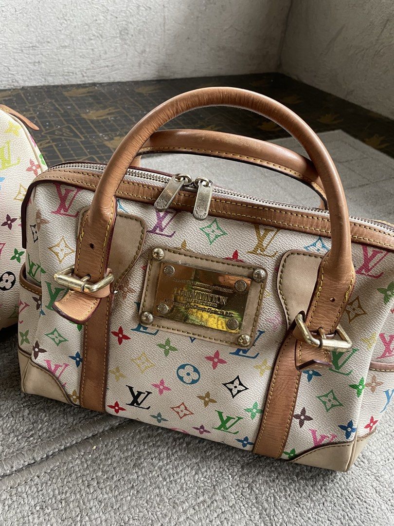 Take all (Category: Shoulder Bags) located in Davao. Submitted by waragudfindsll (Listing ID 1465516717, Image 2). Description: Take all only!! Refer pics for details .