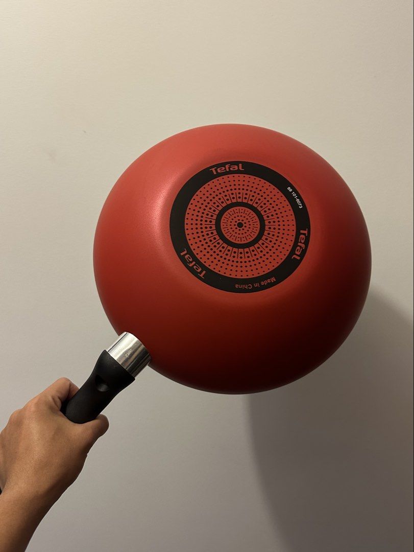 Tefal Ruby Wok 28cm with Lid (Category: Cookware & Accessories) located in Makati City. Submitted by rosh_m (Listing ID 1465508215, Image 2). Description: No issues Brand new Rfs: Doesn't work on our induction.